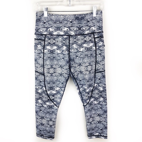 Zyia Active - Cobra Metallic Pocket Light n Tight Capri size: 6-8 - Picture 3 of 10